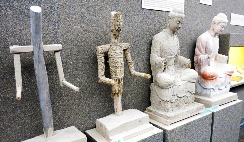 圖10：敦煌研究院陳列中心展示佛像的塑造過程。（陳偉民攝）