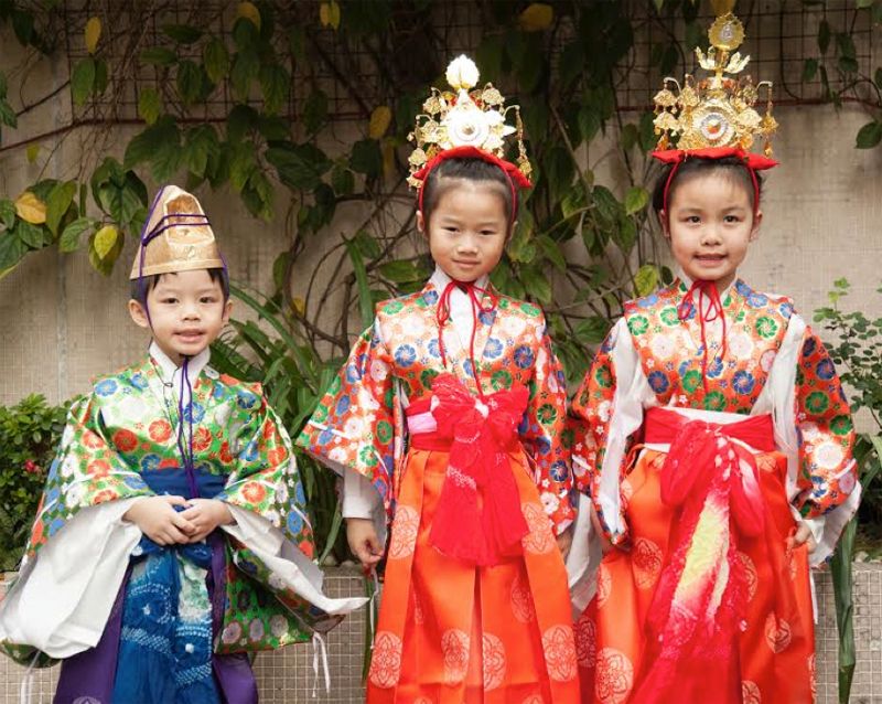 2014年4月13日，孩子穿著日本的傳統服飾，個個笑意盈盈的參加香港佛教真言宗居士林舉辦的浴佛活動。