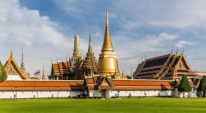 從曼谷大皇宮外緣拍攝的玉佛寺（圖：網上圖片）