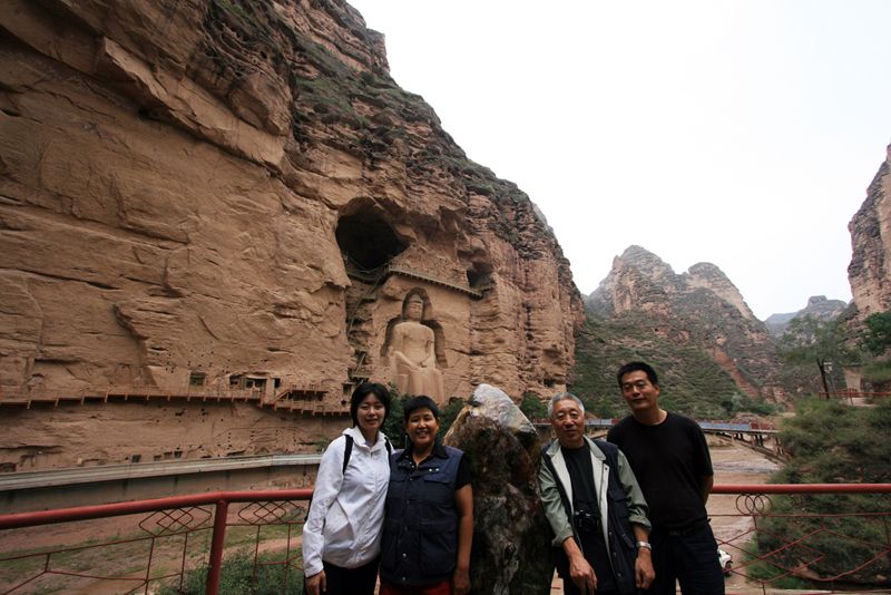 圖1：馬世長教授伉儷（左二、三）和作者（左一）及友人於炳靈寺石窟，2008年。