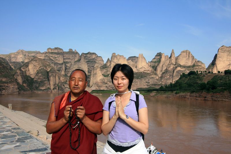 圖3：僧侶與作者於炳靈寺，2008年。
