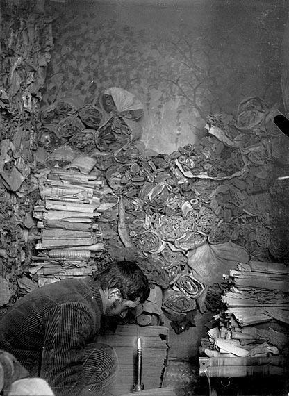法籍漢學家伯希和（Paul Pelliot）於莫高窟藏經洞 （圖片來源：吉美國立亞洲藝術博物館──攝影檔案館）