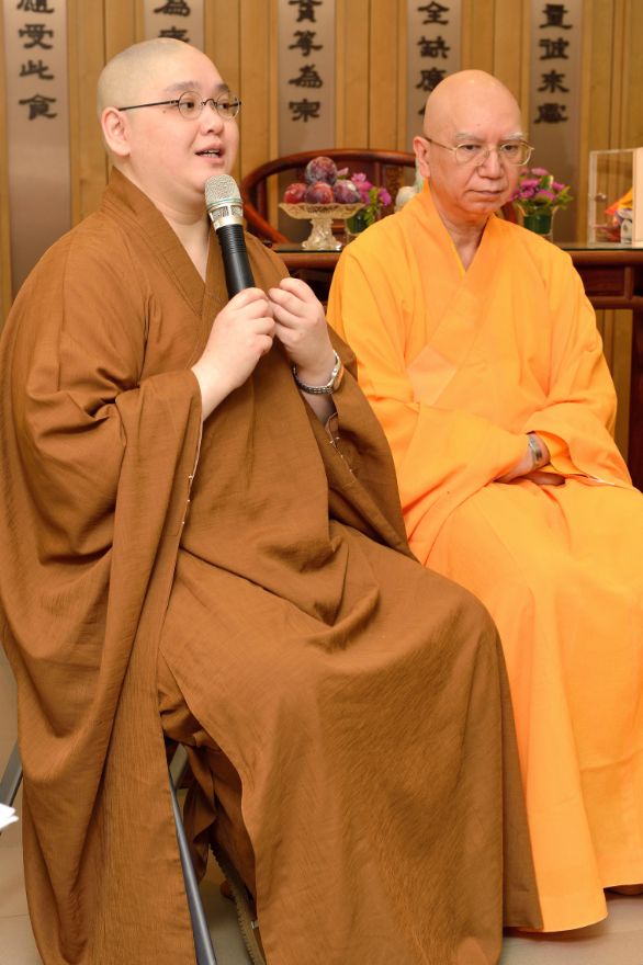 法忍法師（左）說起師父隆敬法師（右）幾十年來專注於音聲佛事，連長生店的店員都推薦他。