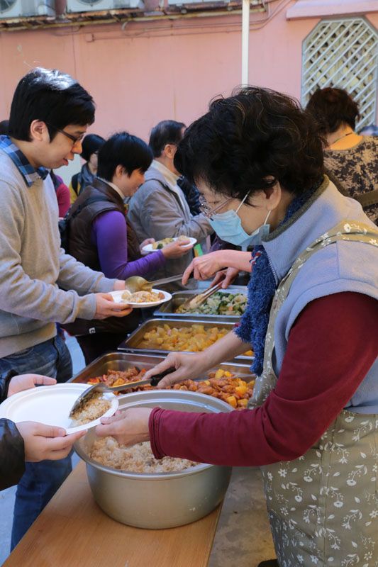 義工和員工同心協力準備好近二百人的午齋，菜式豐富，讓人食指大動。