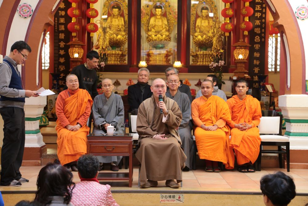 東蓮覺苑苑長僧徹法師在午齋後為大眾作開示，並祝福大家「平安得殊勝，幸福得自在。」