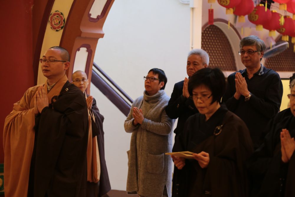 東蓮覺苑董事康榮先生、譚溢鴻先生、溫綺玲居士蒞臨精舍（後排右一至三），參與拜懺。