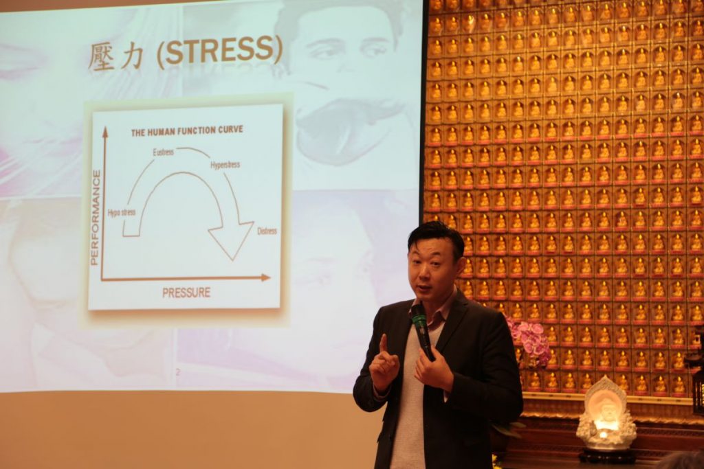 2014年1月25日，臨床及輔導心理學家唐弘志博士應東蓮覺苑弘法精舍之邀為我們主持 「放下壓力，情緒健康」的講座，分享心靈健康的心得。