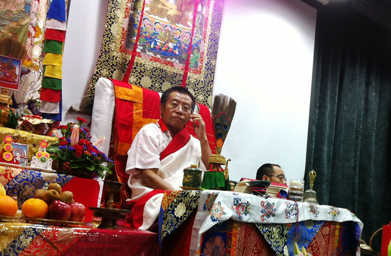 穿著「咒士披單」的寧瑪派南嘉傳承法主──果千祖古桑阿丹增仁波切（Gochen Tulku Sangngag Tendzin Rinpoche）　圖片來源：盧國明
