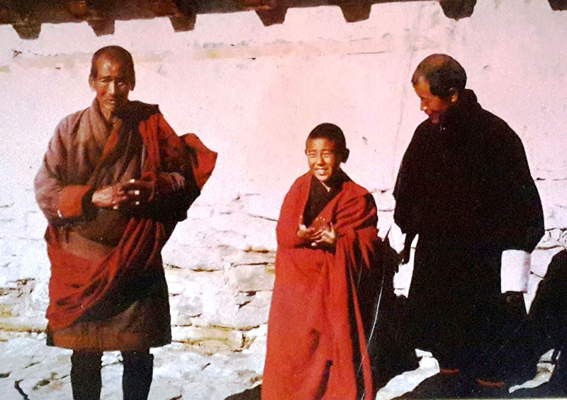 蓮花園仁波切（中）年少時的照片，他右手邊那位就是「大禪修者」。　圖片來源：貝斯林金剛乘（香港）佛學會