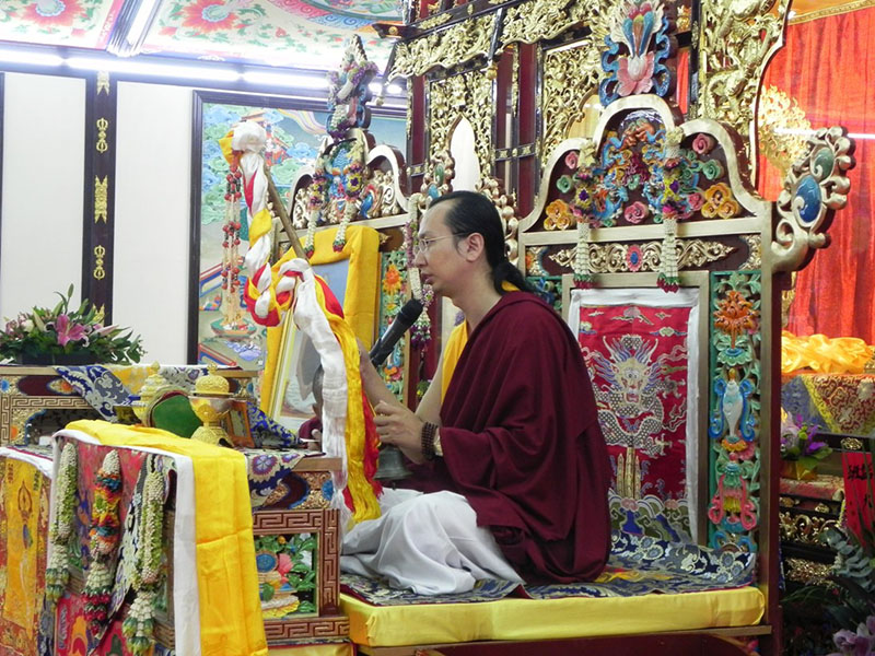 下身穿著白裙的薩迦派大寶金剛仁波切（Ratna Vajra Rinpoche）　圖片來源：佛門網