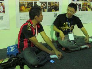 印尼青年Soemitro（圖左）自資創辦佛教網站，與國際佛門網編輯Raymond交流網路弘法之道。