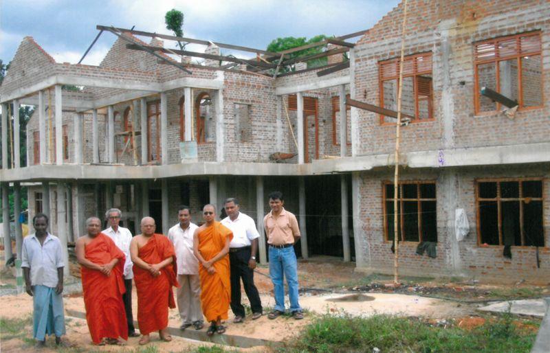 阿那律陀尊者（圖左四）一手籌辦的Sati Buddhist Education Centre（正念佛法教育中心）開幕時，他已75歲，在人生最後的十年八載，仍致力為斯里蘭卡培養一群能用英語弘法的僧眾。