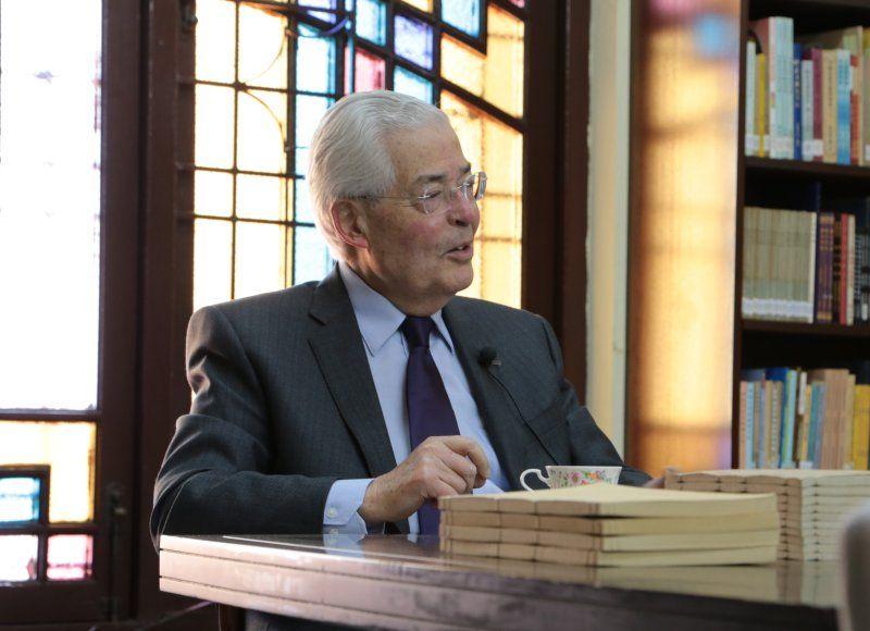 何鴻毅居士反對佛教宗派起門戶之見,主張互相包容、百花齊放。