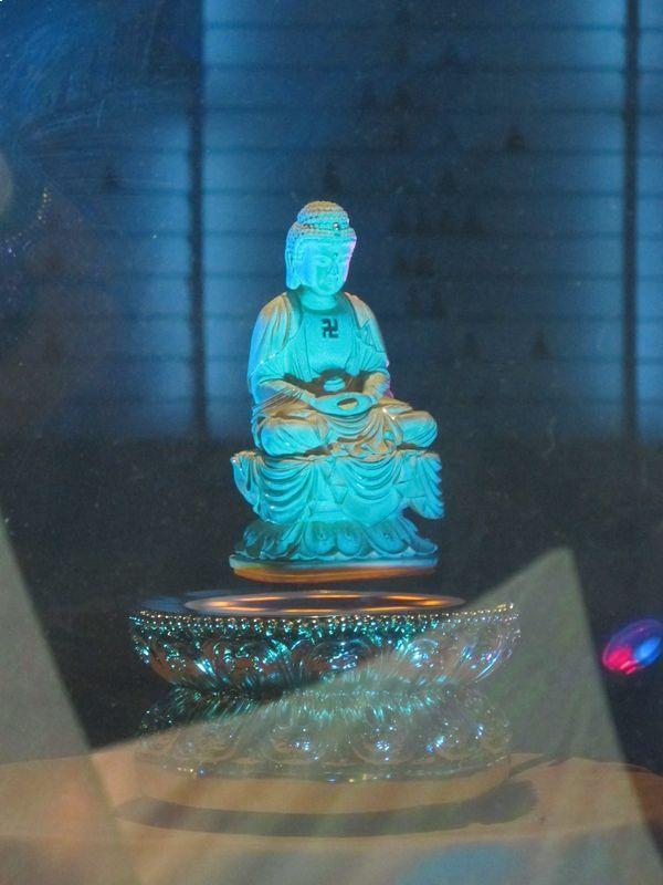 萬佛殿中心的玻璃金字塔內有一磁力懸浮佛像，配合琉璃彩光的映襯，更顯殊勝美妙