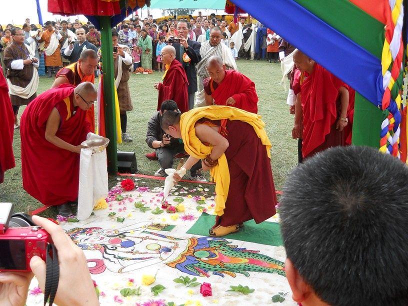 2011年11月2日，不丹國師(披黃衣者)親臨嘉生上師(雙手捧持白絹者)所發起的密勒日巴塔施工地點進行動土加持儀式