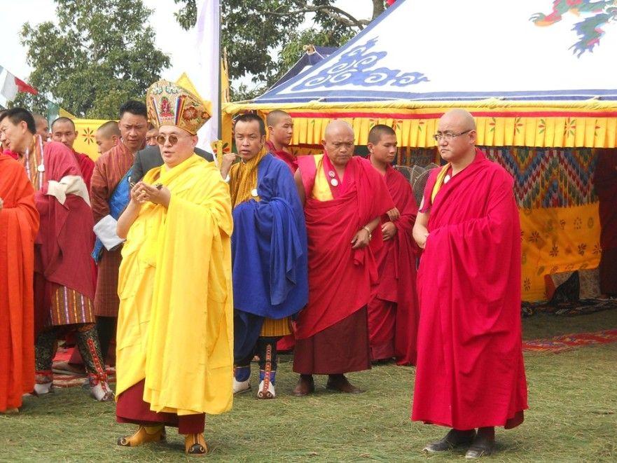 2011年11月2日，不丹國師(披黃衣者)親臨嘉生上師(右一)所發起的密勒日巴塔施工地點進行動土加持儀式