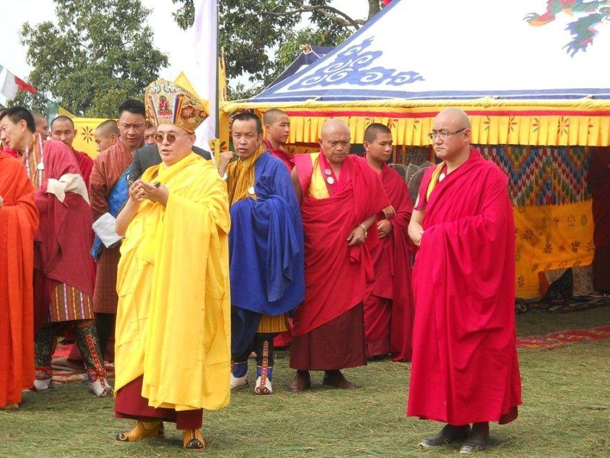 2011年11月2日,不丹國師(披黃衣者)親臨嘉生上師(右一)所發起的密勒日巴塔施工地點進行動土加持儀式