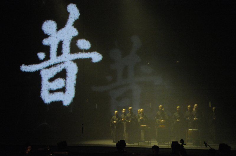 《華嚴經2.0心如工畫師》在2008年上演，參與唱誦華嚴字母的法師包括男女二眾。（圖片提供：進念二十面體）