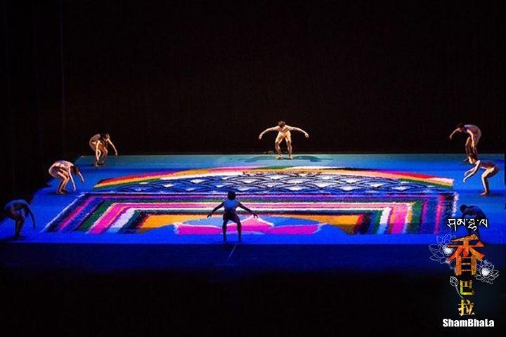 舞者即席在舞台上繪畫曼荼羅，將特製的仿沙彩色發泡膠粒鋪展在整個舞台上。隨後一刻的摧毀，帶來極大的震撼與感動。