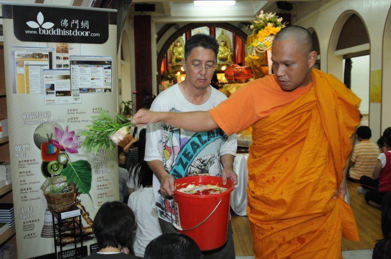東蓮覺苑弘法精舍的宗教活動，與佛門網的網絡服務互相輝映。