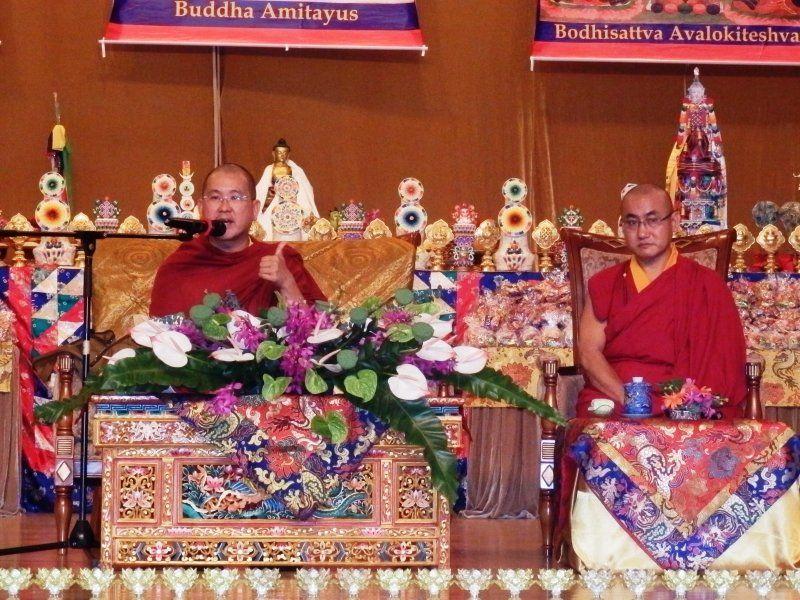 法護法師(左)介紹南傳佛教的修持方法