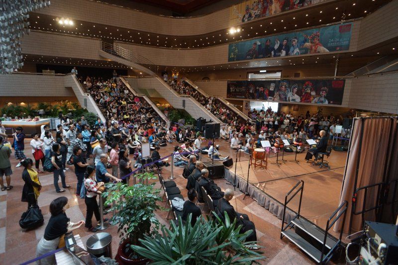 進念．二十面體在香港文化中心大堂舉辦「宗教音樂賞析系列」，讓未接觸過佛教的人有機會現場感受到佛法音聲。（圖片提供：進念．二十面體）