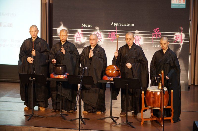 在「普賢行願品頌」節目中，法師用的是漢地傳統的唱腔，而所用的「樂器」（佛教稱之為法器），全都是用來表示節奏（板拍）的敲擊樂器。（圖片提供：進念．二十面體）