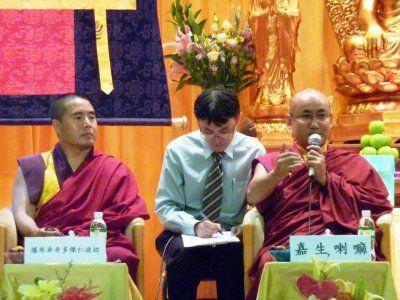 嘉生喇嘛(右)強調日常修持的重要性；堪布卓奇多傑仁波切(左)鼓勵大家追求心靈層次的提升。