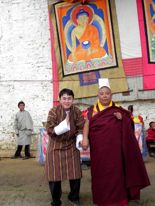 筆者與家師蓮花園仁波切(Padtselling Rinpoche)攝於不丹，背後為家師寺院「貝斯林寺」珍藏之釋迦牟尼佛唐卡，傳說由八世紀藏王赤松德贊所繪。