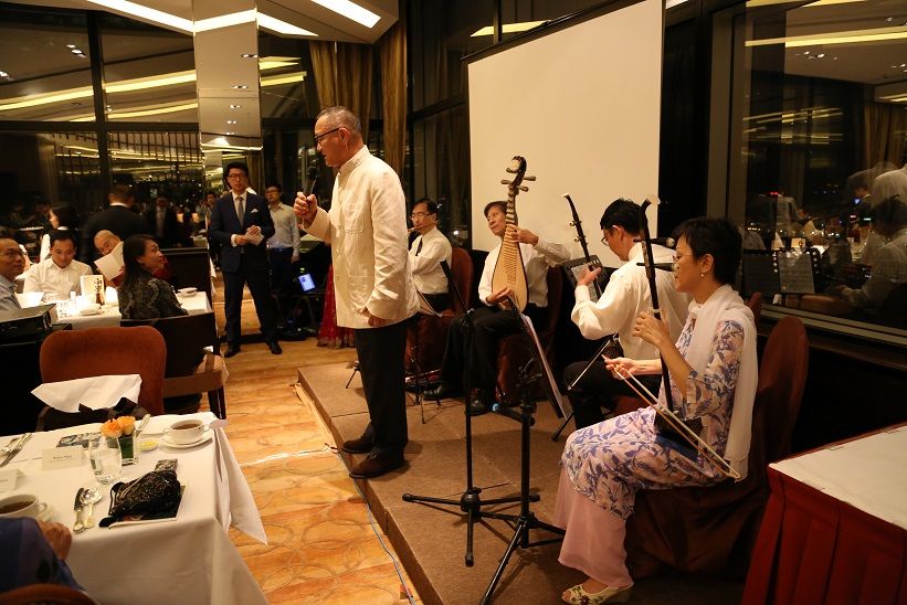 晚宴席間，香港大學佛學研究中心校友中樂團演奏、《溫暖人間》吳兆標居士獻唱