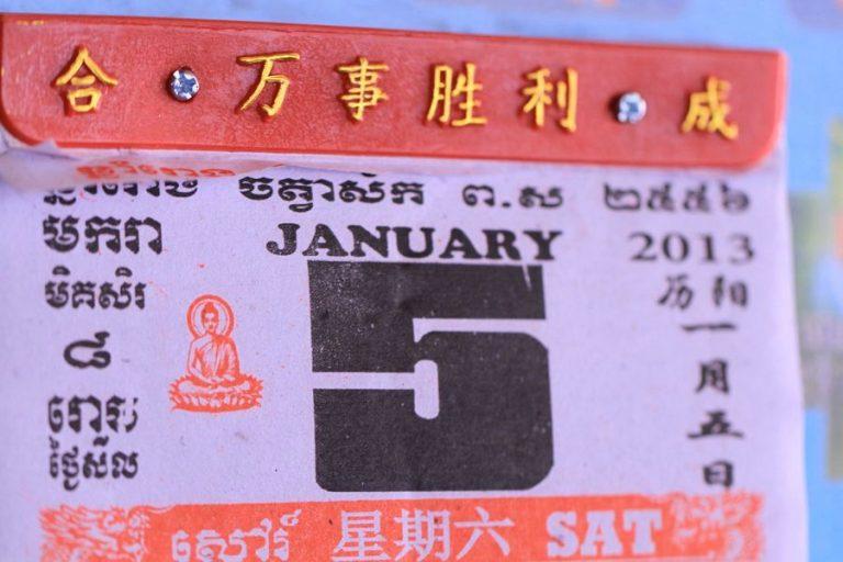 現今柬埔寨華僑不到百分之五，特別赤柬暴政後大部分逃亡海外。不過以潮州人為主的華人，對當地經濟和文化都有很大的影響。圖為當地日曆，除了西曆外，印度曆法和中國農曆亦同時並行。注意左方佛像。