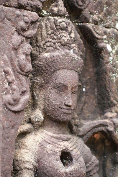 Banteay Kdei(十二世紀末至十三世紀初)神殿女神像,甚具印度風格。胸前一洞相信曾經鑲上寶石。