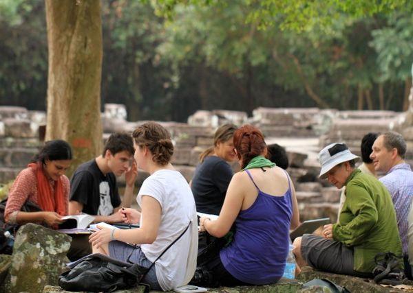 密集梵語工作坊來自世界各地的學員在森林和古廟中享受閱讀梵語經典的樂趣。