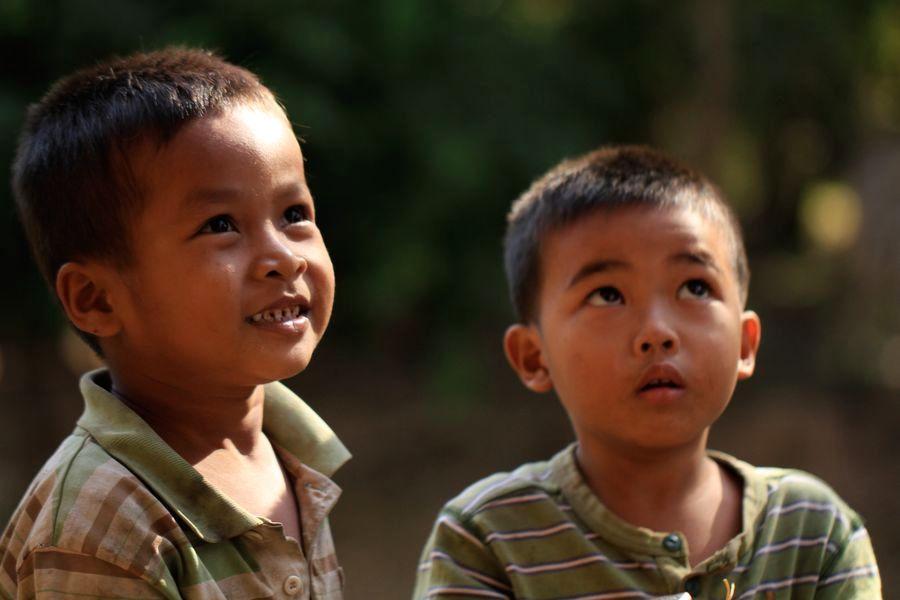 兩個快樂的小孩,想給你賣個小玩兒。