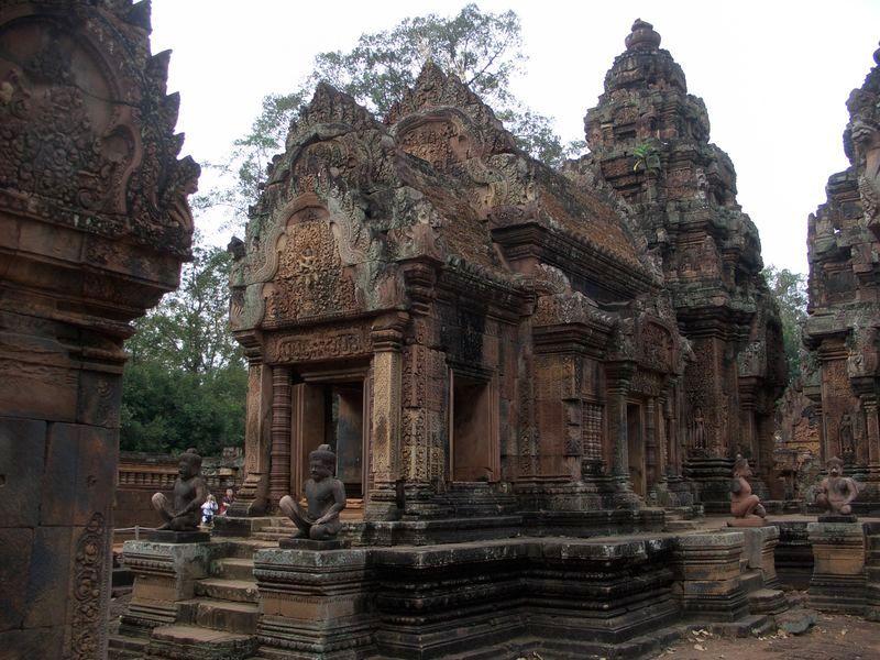 以雕工精細而著稱的Banteay Srei(十世紀)所供奉的是濕婆,廟外尚殘留神牛雕像(即濕婆御駕)。