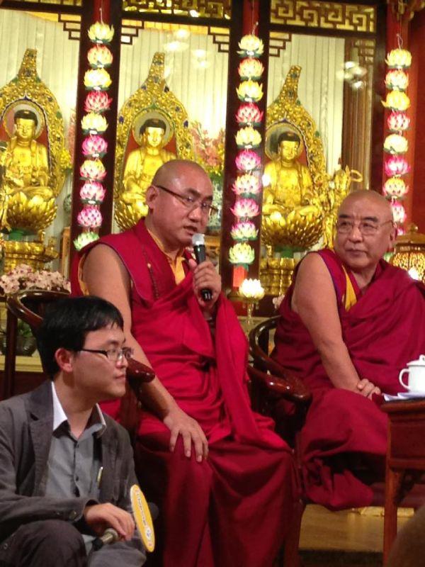 唐東仁波切(右)、喇嘛嘉生(中)分別以英語、藏語開示，由司儀即場翻譯