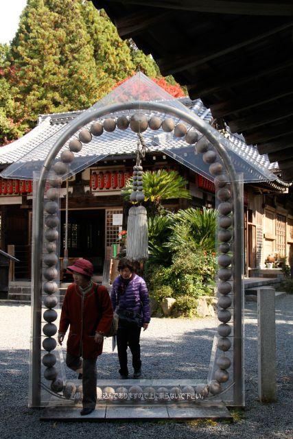 日本多座寺院藏大念珠，其中以京都百萬遍知恩寺巨型540顆的大念珠和其每月大念珠法會最為聞名