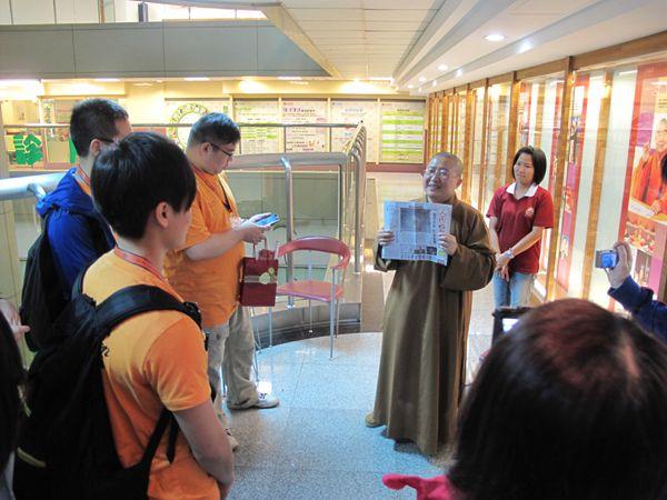 佛光山（台北分院）的比丘尼向LCS學員介紹《人間福報》
