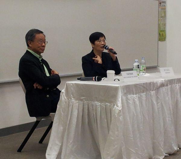 圖1 李子玉女士與夫婿李歐梵教授訴說如何攜手走出憂鬱病的困擾(香港中文大學人間佛教研究中心提供圖片)