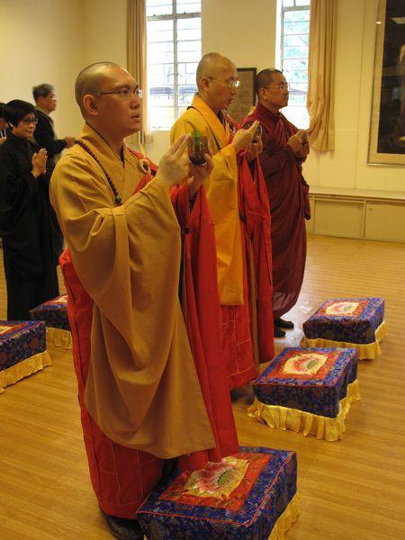 法師主持灑淨儀式，左起：僧徹法師、衍空法師、法護法師。