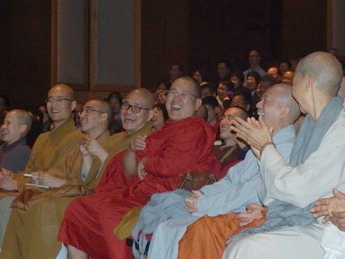 法護法師(中)、常霖法師(右二)都被阿姜布拉姆的幽默逗得開懷大笑