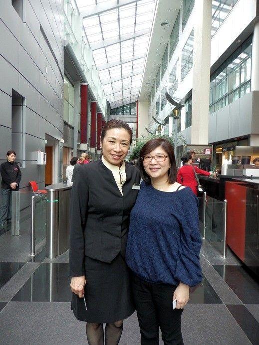 接受佛門網訪問的國泰職員Suree Jivacharoen(左)、Susie(右)
