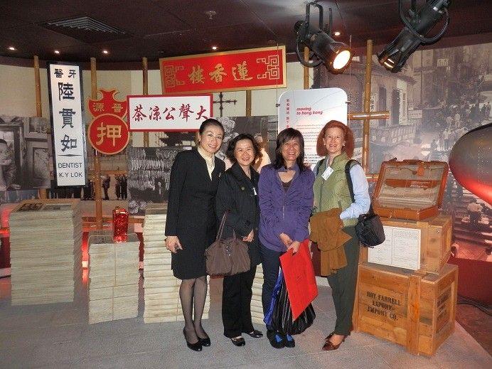訪問後，國際佛門網Cathy Ziengs(右一)與幫忙阿姜活動多年的(左起)Suree Jivacharoen、Kelly、Annie於國泰城展覽館留影