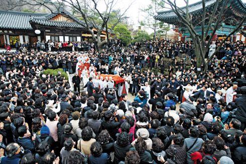 法頂禪師2010年3月圓寂,大批信眾參加其荼毗儀式。