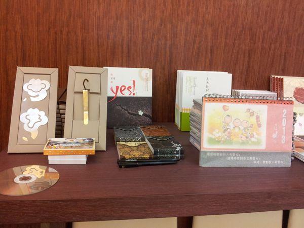 「大覺福行中心」出品了不少文化禮品供人請購，有意請購或直接捐助善業，可致電聯絡該中心。