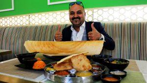 印度素菜，除了咖哩，還有巨大化Dosa煎餅！在港札根逾四十年的印度素食「老字號」，店主分享這些年來的堅持和布施