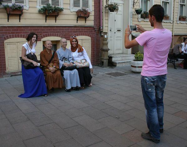 土耳奇當地人經常會要求與我們團裡的僧侶合照。