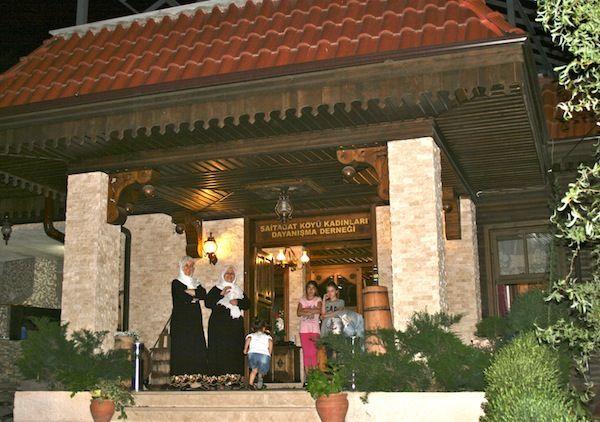 離開布爾薩（Bursa）後的山區地域，土耳其第一個完全由女性操作和經營的 Saitabat農村婦女團結協會餐廳。
