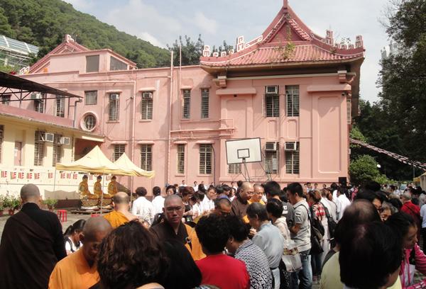 去年（2011）於弘法精舍舉行的卡帝那袈裟供僧大會，場面盛大，法喜充滿。