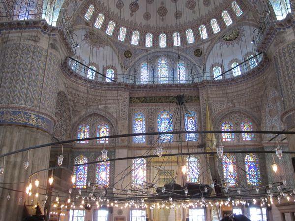 藍色清真寺裡瑰麗而清雅的裝飾圖案，主要描繪《可蘭經》經文、箴言和花草紋樣。